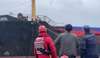 Hopa'da Firtina Nedeniyle Karaya Oturan Kuru Yük Gemisindeki Personelin Tahliyesine Baslandi