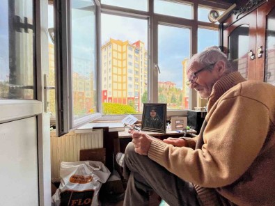 Ölen Esinin Acisini Unutmak Için Kendini Maket Ev Yapmaya Adadi