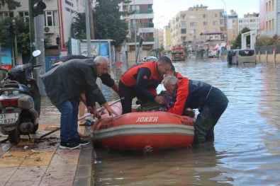 Suyun Bir Buçuk Metreyi Buldugu Iskenderun Kent Merkezinde, AFAD Vatandaslari Botla Kurtariyor