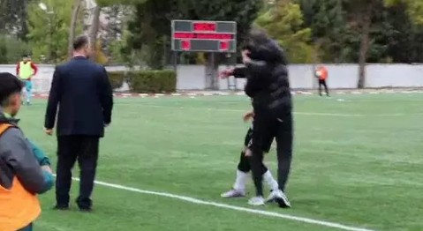 Amatör'de bu da yaşandı! Kırmızı kart gören futbolcuyu tokatladı
