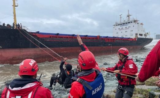 Karadeniz'de fırtına! Artvin'de gemi karaya oturdu