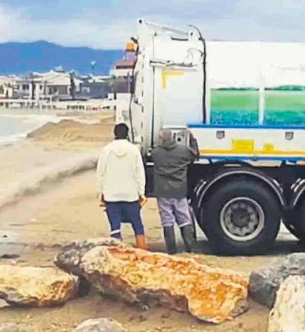 CHP'li belediyeden çevre katliamı! Mazgal ve menfez pisliğini denize boşalttılar