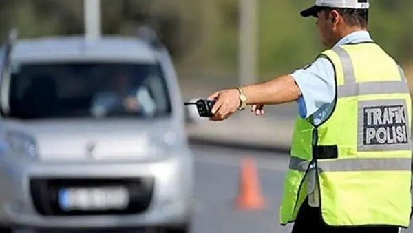 Yeni trafik cezaları belli oldu: Radara yakalanan yandı! Kırmızı ışık ve ehliyetsiz araç kullanma cezası tek tek hesaplandı