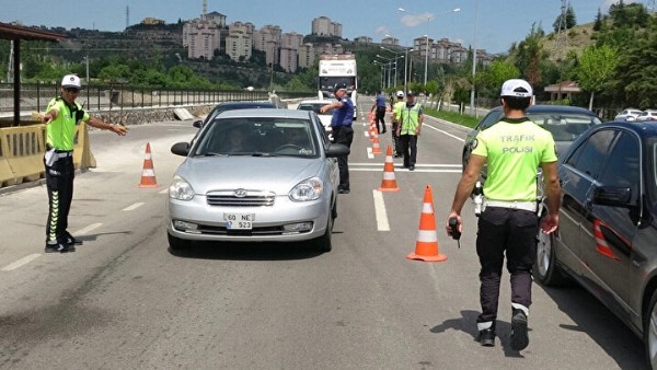 Yeni trafik cezaları belli oldu: Radara yakalanan yandı! Kırmızı ışık ve ehliyetsiz araç kullanma cezası tek tek hesaplandı
