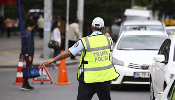 Yeni trafik cezaları belli oldu: Radara yakalanan yandı! Kırmızı ışık ve ehliyetsiz araç kullanma cezası tek tek hesaplandı