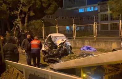 Izmir'de Belediye Otobüsü Ile Otomobil Kafa Kafaya Çarpisti Açiklamasi 1 Ölü, 2 Yarali