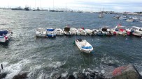 Pendik'te Siddetli Rüzgar Nedeniyle 4 Balikçi Teknesi Batti
