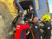 Tirda Sikisan Sürücüyü Itfaiye Kurtardi