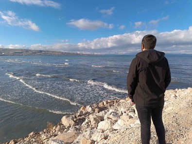 Van Gölü'nde Dalgalar Kartpostallik Görüntüler Olusturdu
