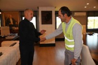 Yolda Buldugu Parayi Sahibine Teslim Eden Belediye Çalisani Ödüllendirildi