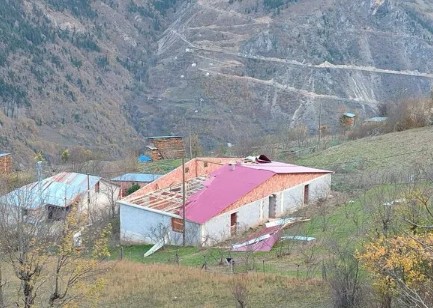 Gümüşhane’de etkili olan fırtına 16 evin çatısını uçurdu