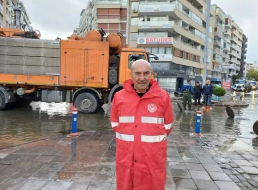 İzmir'de deniz taştı, vatandaş mağdur oldu! Tunç Soyer ise Avrupa'dan çıktı
