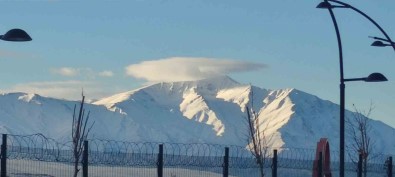 Artos Dagi'nin Zirvesinde Mercek Bulutu Olustu