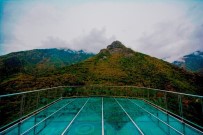 Artvin'de Cam Terastan Düsen Kadin Hayatini Kaybetti