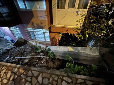 Avcilar'da Iki Bina Arasindaki Istinat Duvari Çöktü