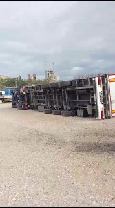 Firtina Erikli Su Fabrikasi'nin Bahçesindeki Tirlari Devirdi