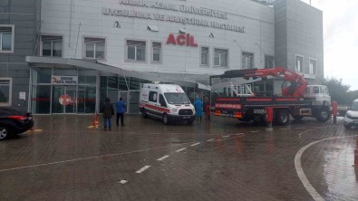 Hastane Girisi Ambulansin Üzerine Çöktü
