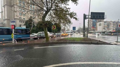 Istanbul'da Firtinada Üzerine Aydinlatma Diregi Devrilen Kurye Hayatini Kaybetti
