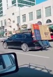 Lüks Otomobilin Bagajina Oturan Kisiler 65 Inç Ekran Televizyonu Böyle Tasidi
