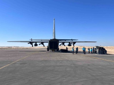 Türkiye'den Gazze'ye Saglik Personeli Ve Tibbi Malzeme Tasiyan Askeri Uçak Misir'a Indi