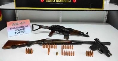 Yatak bazasından kalaşnikof çıktı