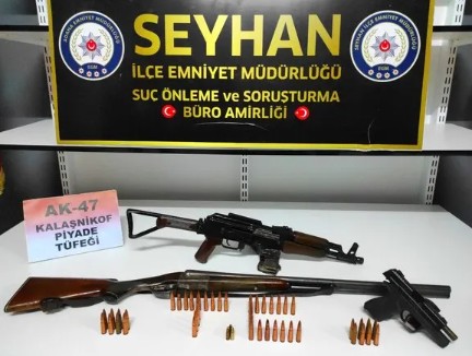 Yatak bazasından kalaşnikof çıktı