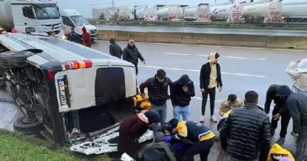 Kocaeli'de feci kaza: İşçi servisi devrildi! 1’i ağır 9 yaralı var...