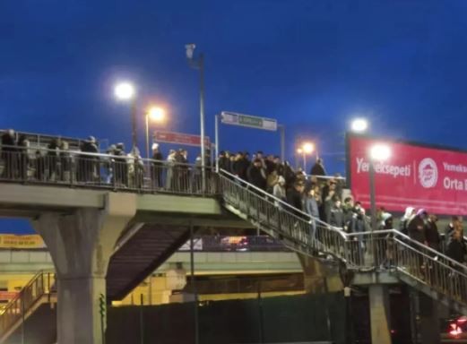 İstanbul'u fırtına vurdu! Vapur seferleri iptal edilince Marmaray ve metrobüse akın ettiler