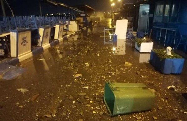 İstanbul dahil çok sayıda ilde kuvvetli fırtına: Çatılar uçtu dereler taştı araçlar zarar gördü