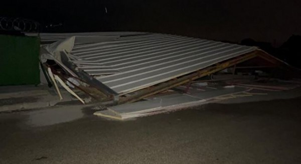 İstanbul dahil çok sayıda ilde kuvvetli fırtına: Çatılar uçtu dereler taştı araçlar zarar gördü