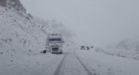 3 Bin Rakimli Karabet Geçidi'nde Kar Yagisi Trafigi Olumsuz Yönde Etkiledi