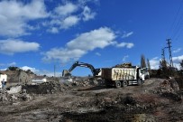 53 Yapinin Yandigi Köyde Enkaz Kaldirma Çalismalari Devam Ediyor
