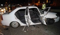Kepçe Ile 2 Otomobilin Karistigi Kazada Araçlar Hurdaya Döndü Açiklamasi 4 Yarali