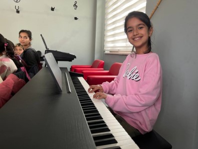 14 Bin Nüfuslu Ilçede Herkese Bir Kitabin Düstügü Kütüphane Büyük Ilgi Görüyor