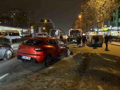 IETT Otobüsüne Çarpan Otomobilin Sürücüsü Hayatini Kaybetti