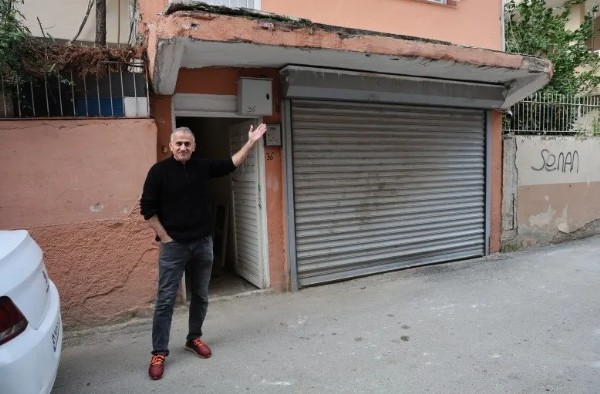 Adana’da inanılmaz olay: Ev sahibi deprem oldu sandı!