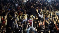 Trabzonsporlu Taraftarlar, Fenerbahçe Galibiyetini Kutladi