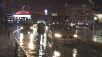 Istanbul'da Gök Gürültülü Saganak Yagis Etkili Oluyor