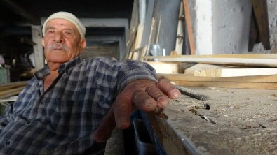 Ugruna Parmaklarini Kaybettigi Meslegini Yarim Asirdir Yapiyor