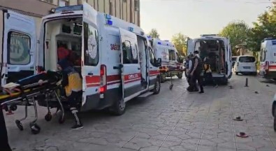 Adiyaman'da Otomobil Tarlaya Uçtu Açiklamasi 5 Yarali