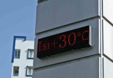 Antalya'da Kasim Ayinda Termometreler 30 Dereceyi Gösterdi, Deniz Keyfi Ara Vermedi