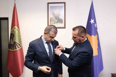 (Düzeltme) Haluk Bayraktar'a Kosova'da 'Üstün Hizmet' Madalyasi Verildi