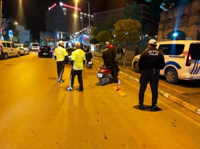 Polis Ekipleri Bin 549 Sahsa Kimlik Kontrolü Yapti