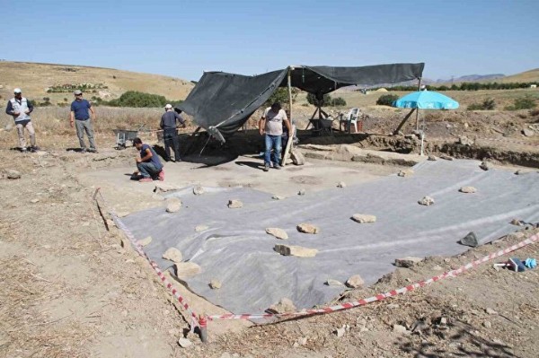 Elazığ'da heyecanlandıran keşif! Ağaç dikerken buldu: Önce Roma dönemine ait mozaik ardından duvarlar ortaya çıktı