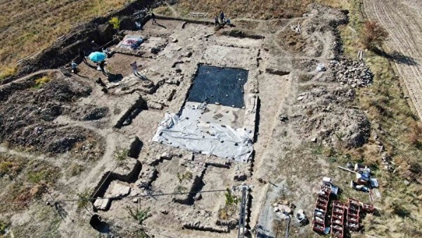 Elazığ'da heyecanlandıran keşif! Ağaç dikerken buldu: Önce Roma dönemine ait mozaik ardından duvarlar ortaya çıktı