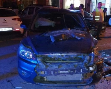 Alkollü Sürücünün Karistigi Kazada, Araçlarin Arasinda Kalan Yayanin Bacagi Koptu