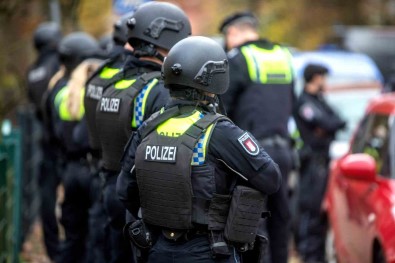 Almanya'da Ögretmeni Silahla Tehdit Ettigi Süphesiyle 4 Çocuk Gözaltina Alindi