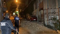 Beyoglu'nda Metruk Binadan Dökülen Taslar Park Halindeki 3 Araci Pert Etti