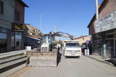 Bünyan'da Alt Yapi Nedeniyle Bozulan Yollar Yenileniyor