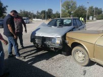 Isparta'da Otomobiller Çarpisti Açiklamasi 2 Yarali